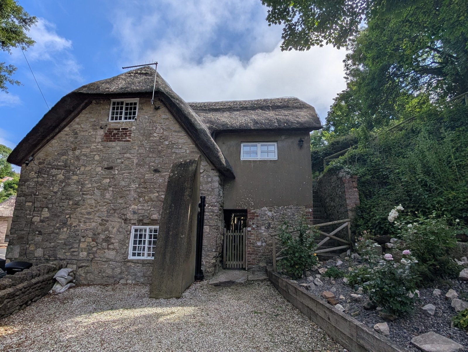 A thatched holiday cottage inLulworth with parking and gardens