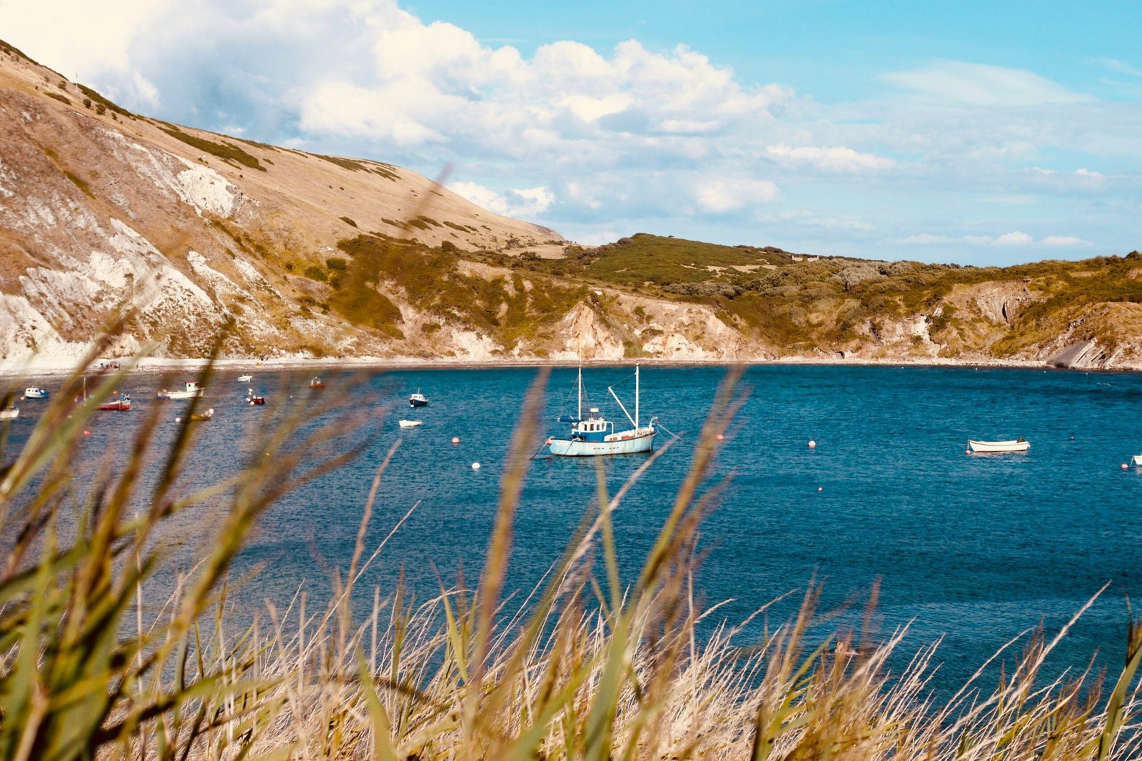 A boat in the middle of Lulworth Cove